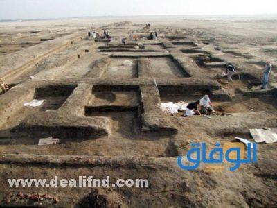 الطبقة الطينية والمقابر الفرعونية